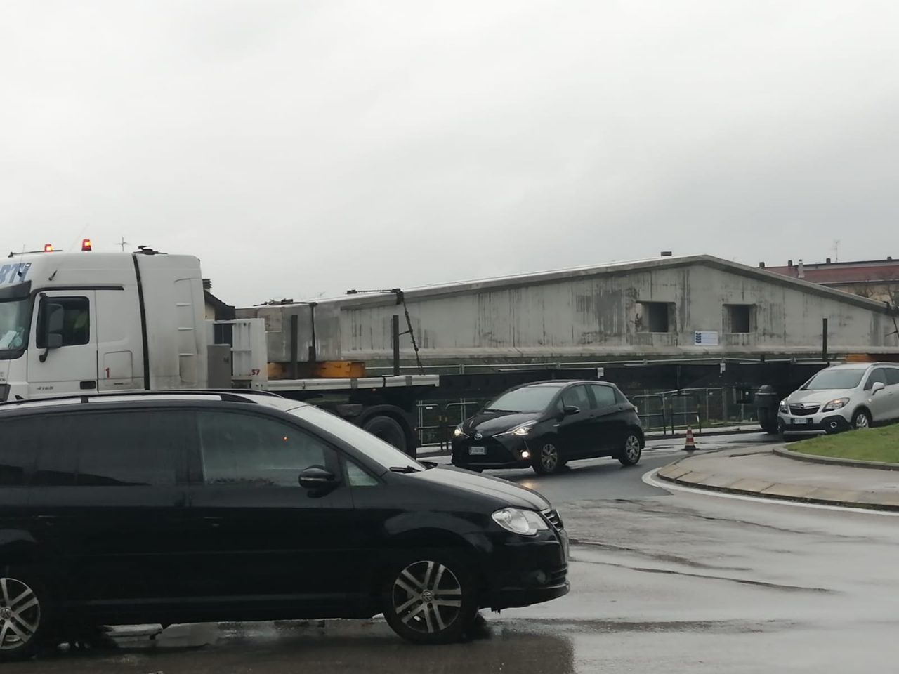 Tir in panne alla rotonda di via Confini: lunghe code a Campi Bisenzio