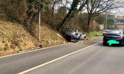 Ladri si danno alla fuga, poi si ribaltano durante l'inseguimento