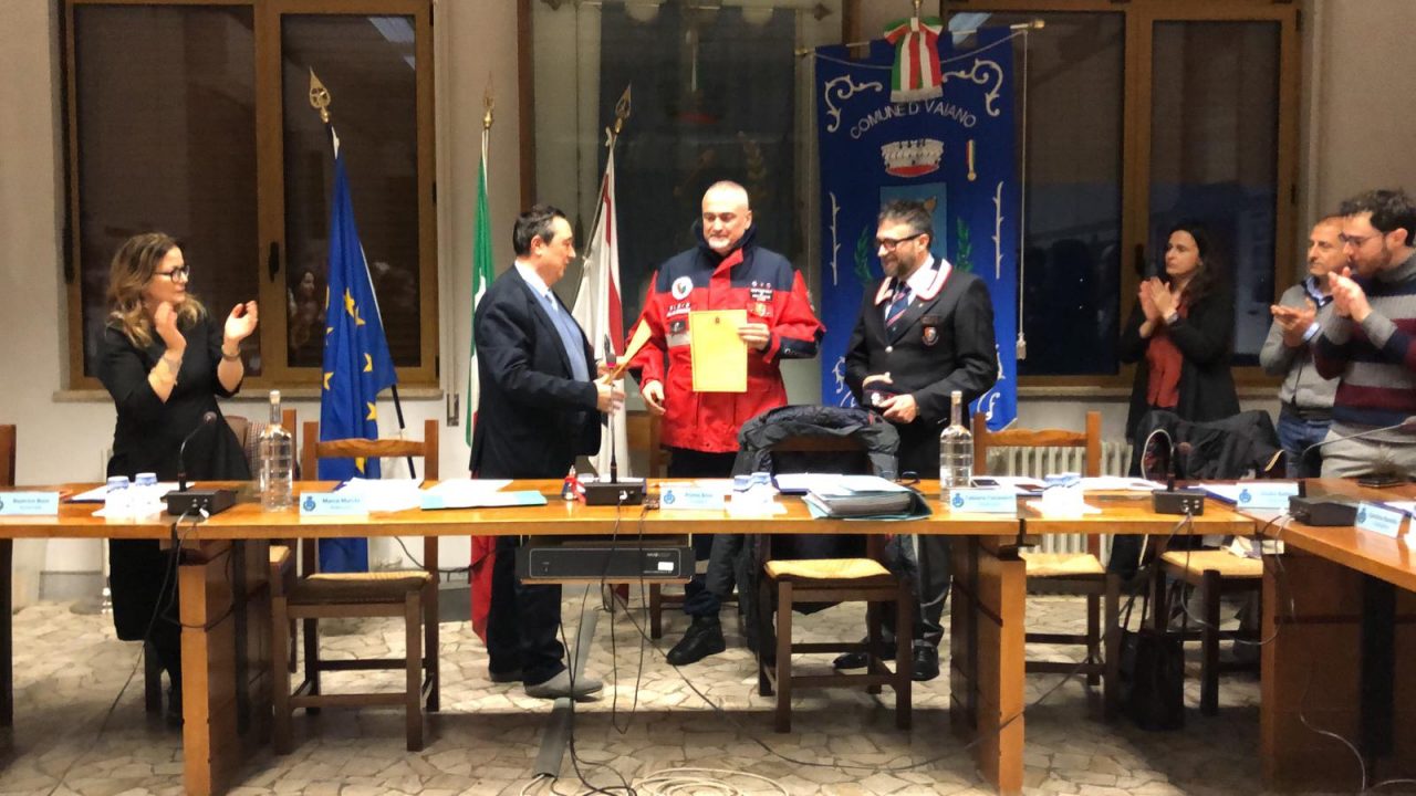 Salva la vita a un ragazzo: riconoscimento in Comune VIDEO