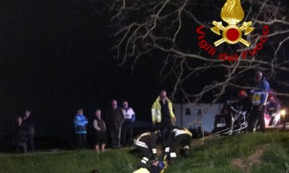 Uomo soccorso sull'argine del fiume