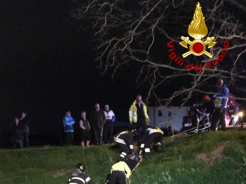 Uomo soccorso sull’argine del fiume