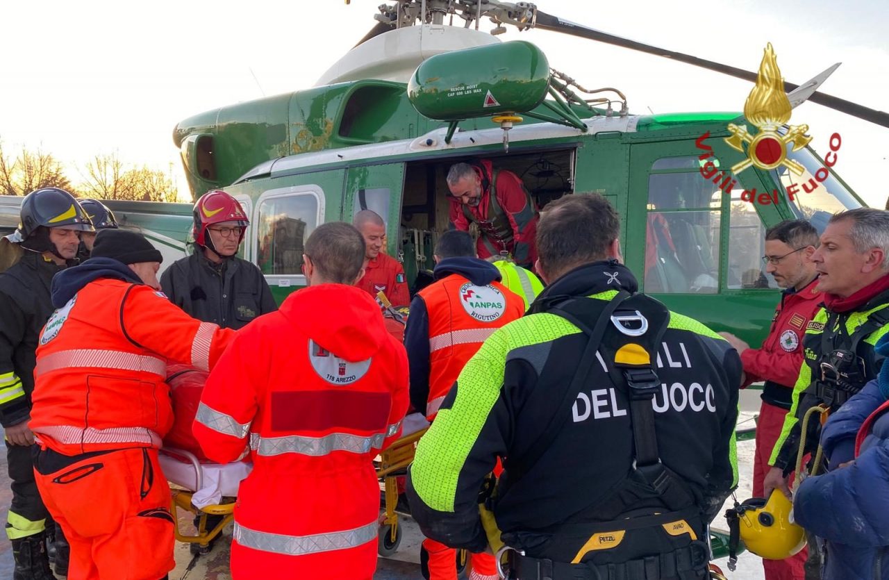 Cade durante un’escursione: recuperato con l’elicottero dei vigili del fuoco