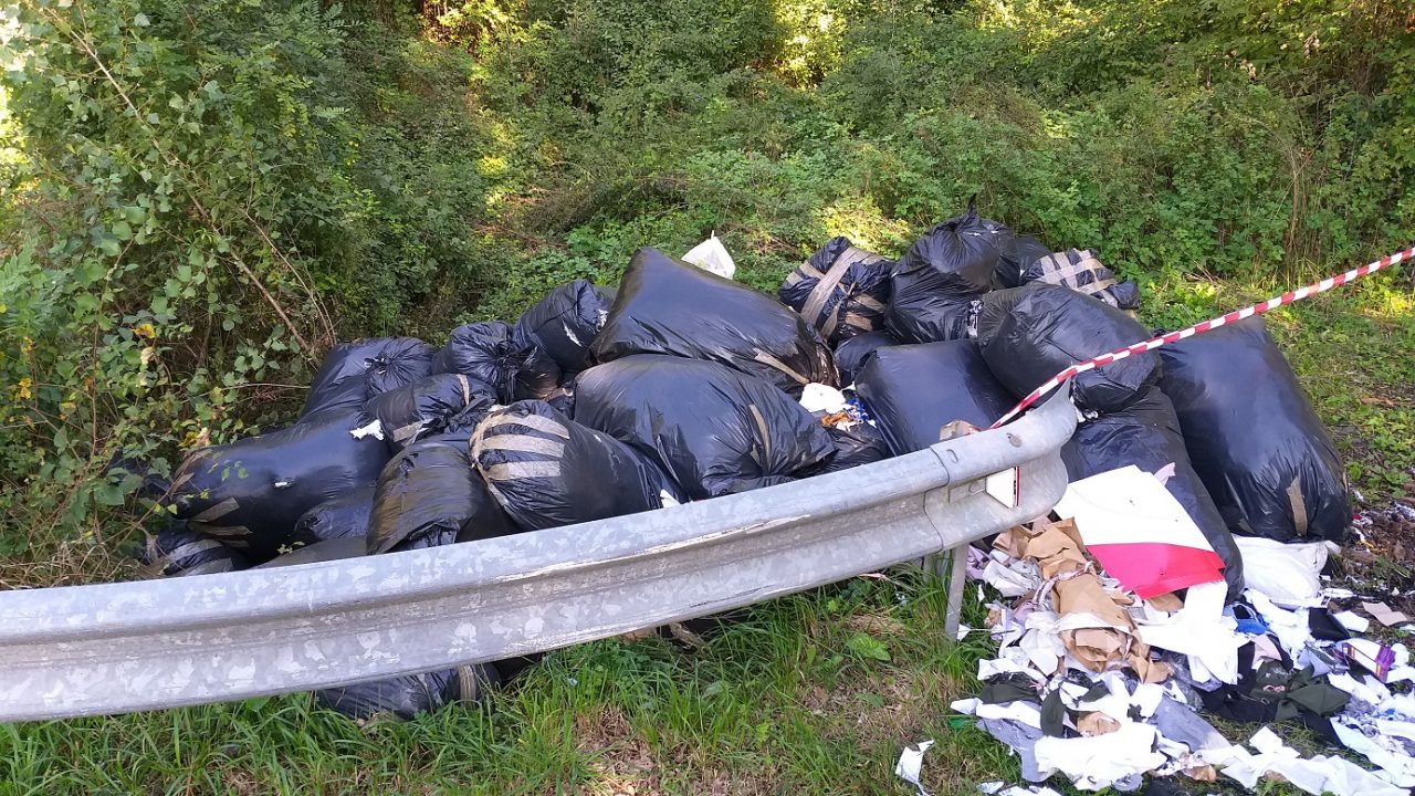 Rifiuti abbandonati: sigilli ad azienda e due denunce a Vaiano