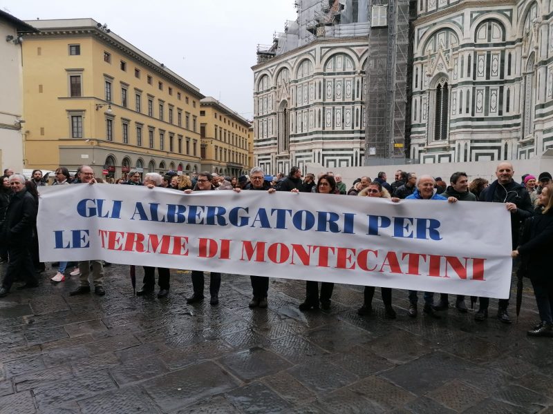 Montecatini, gli albergatori in piazza a Firenze – VIDEO