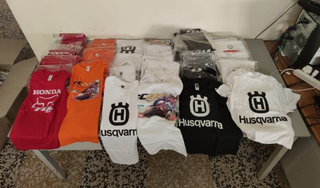 Pistoiese denunciato a Pavia per vendita di magliette contraffatte da motocross