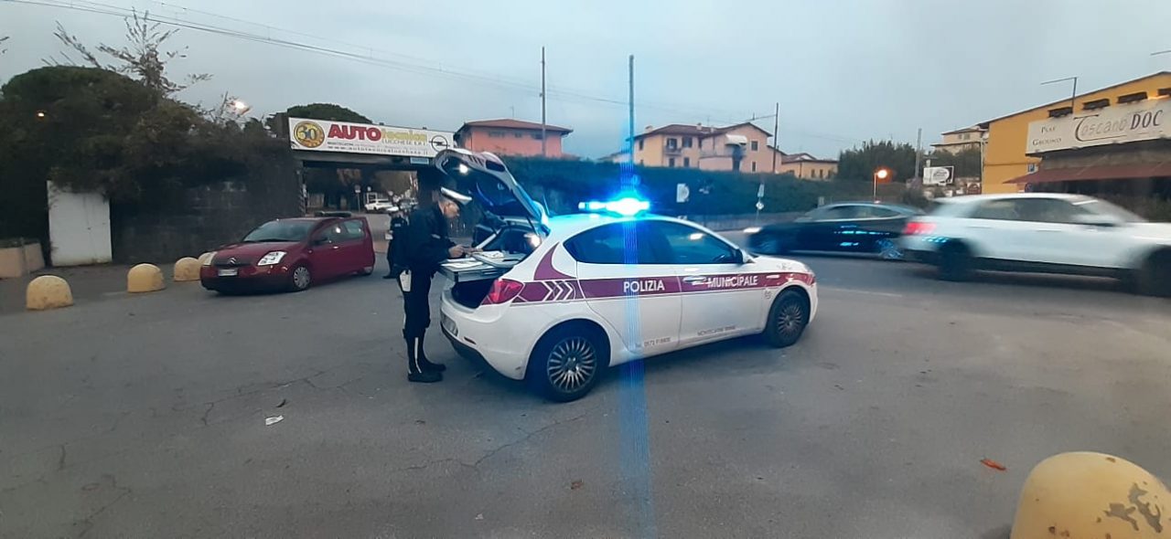 Percorre i binari della tramvia per evitare la coda: multato