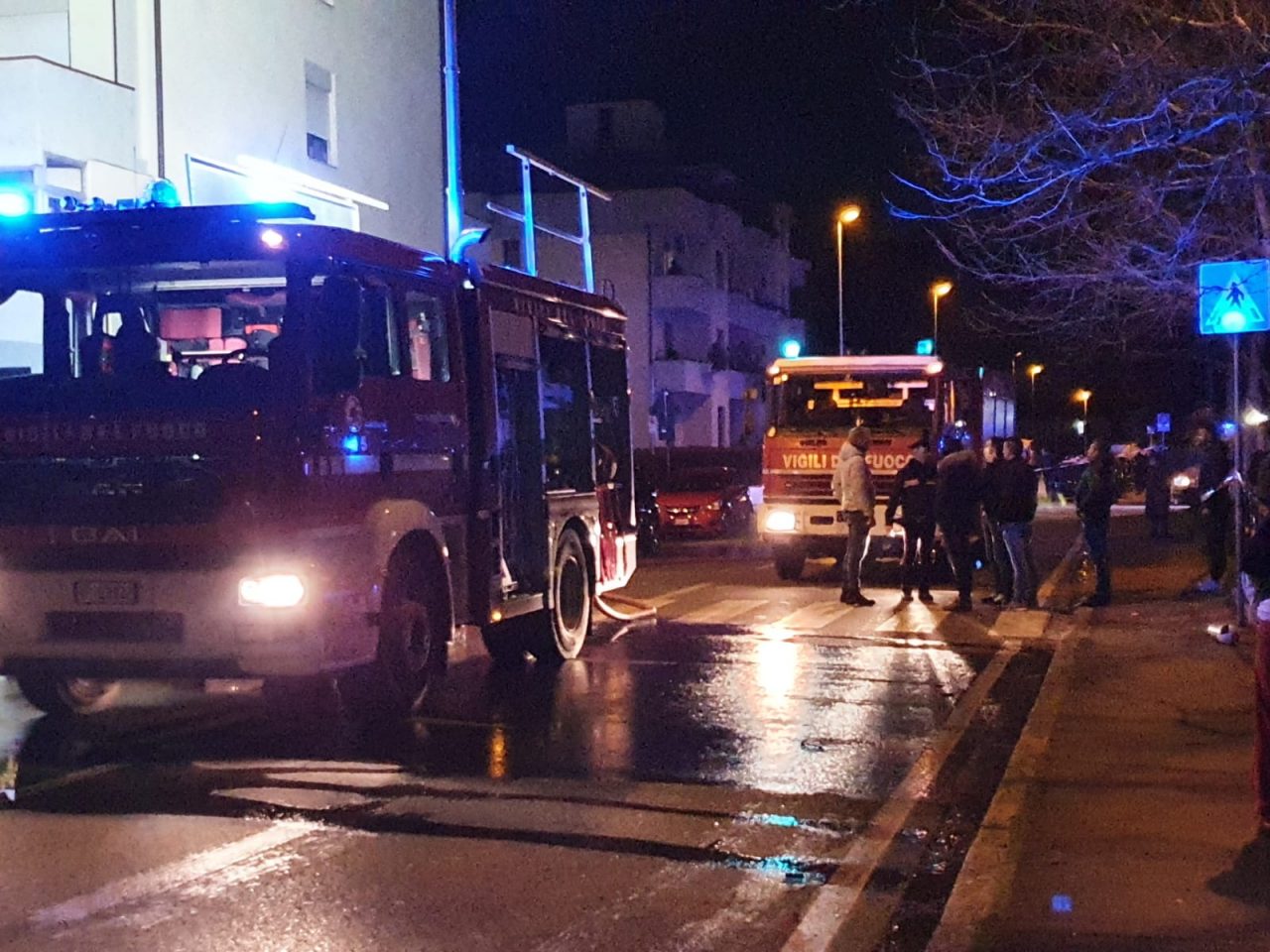 Incendio in una palazzina di quattro piani
