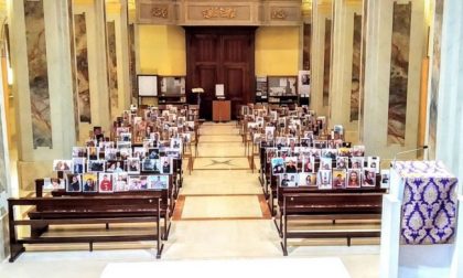 Il prete dice la Messa: foto dei fedeli sulle panche