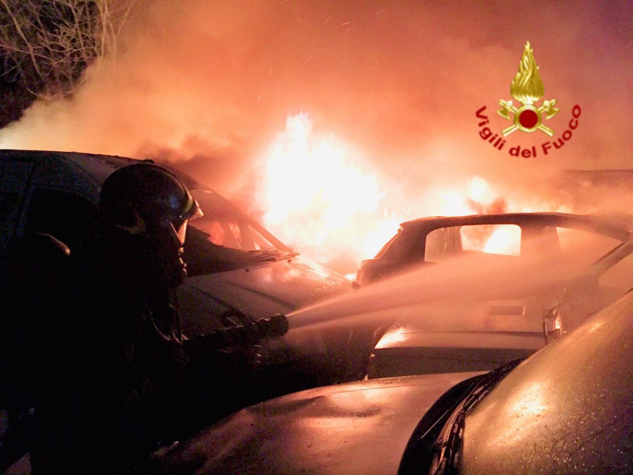 Incendio nel piazzale di una concessionaria