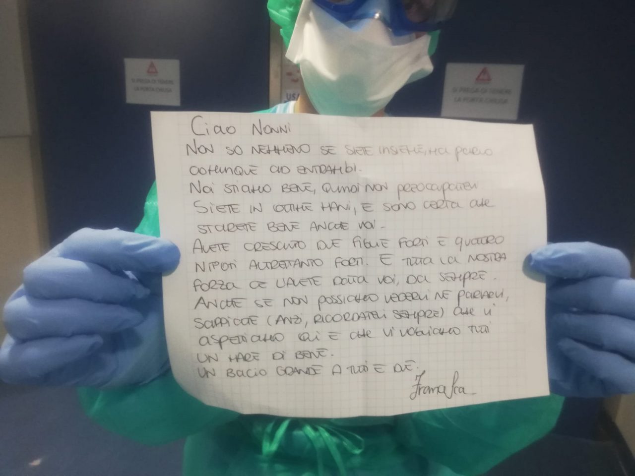 Medico consegna la lettera della nipotina a due nonni ricoverati all’ospedale