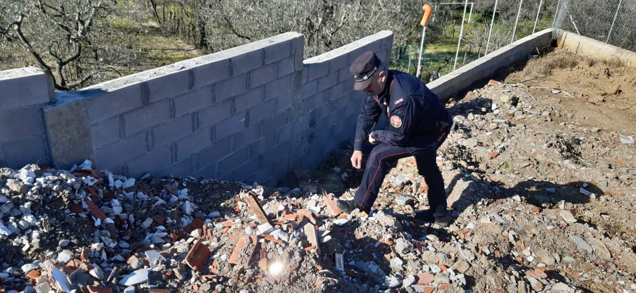 Crea terrapieno usando rifiuti: denunciato