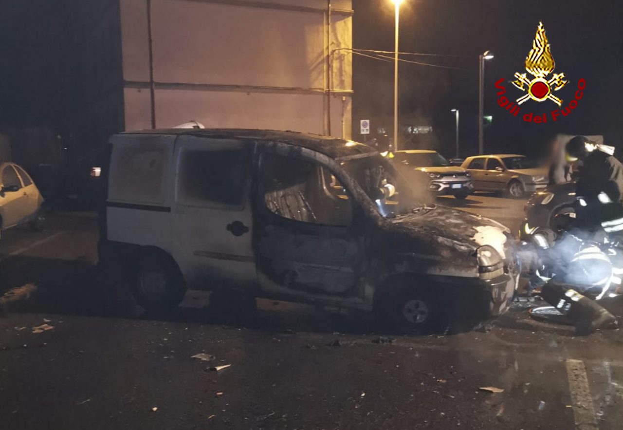 Furgoncino va a fuoco: paura nel Valdarno
