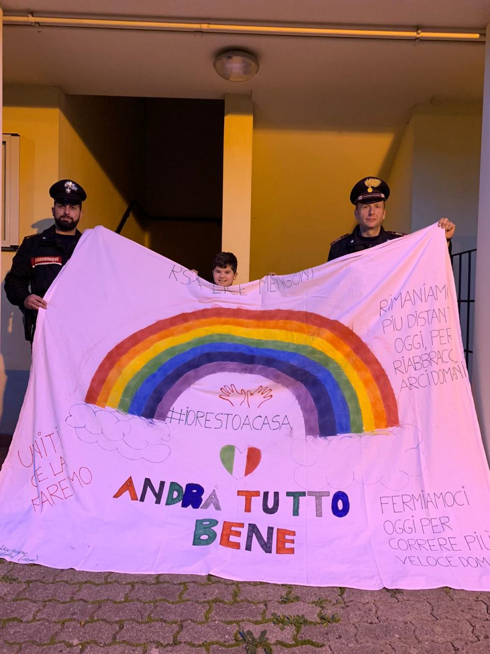 Bambino fa recapitare uno striscione alla Rsa di Vaiano