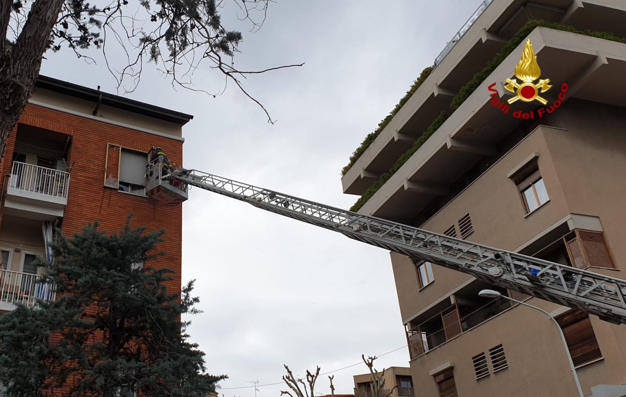 Vento forte: 18 interventi dei vigili del fuoco: GUARDA LE FOTO