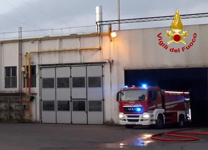 Incendio in una tintoria: a fuoco un box adibito a ufficio