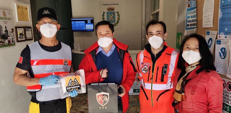 Solidarietà, Luca Zhou Long consegna 150 mascherine a Bosi