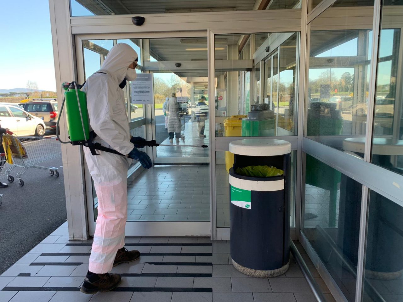 In corso la sanificazione degli spazi pubblici