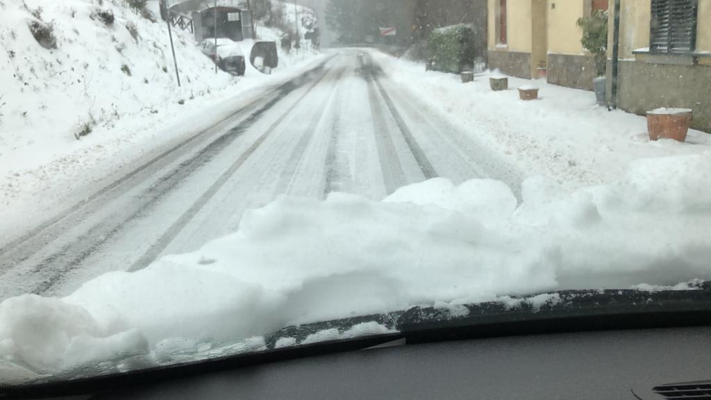 La neve non dà tregua: ancora imbiancata Montepiano – IL VIDEO