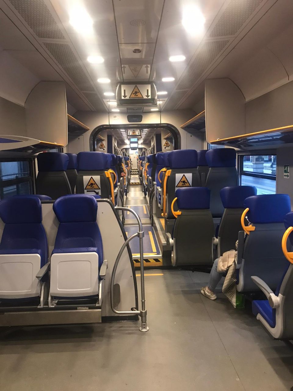 Treni deserti negli orari di punta