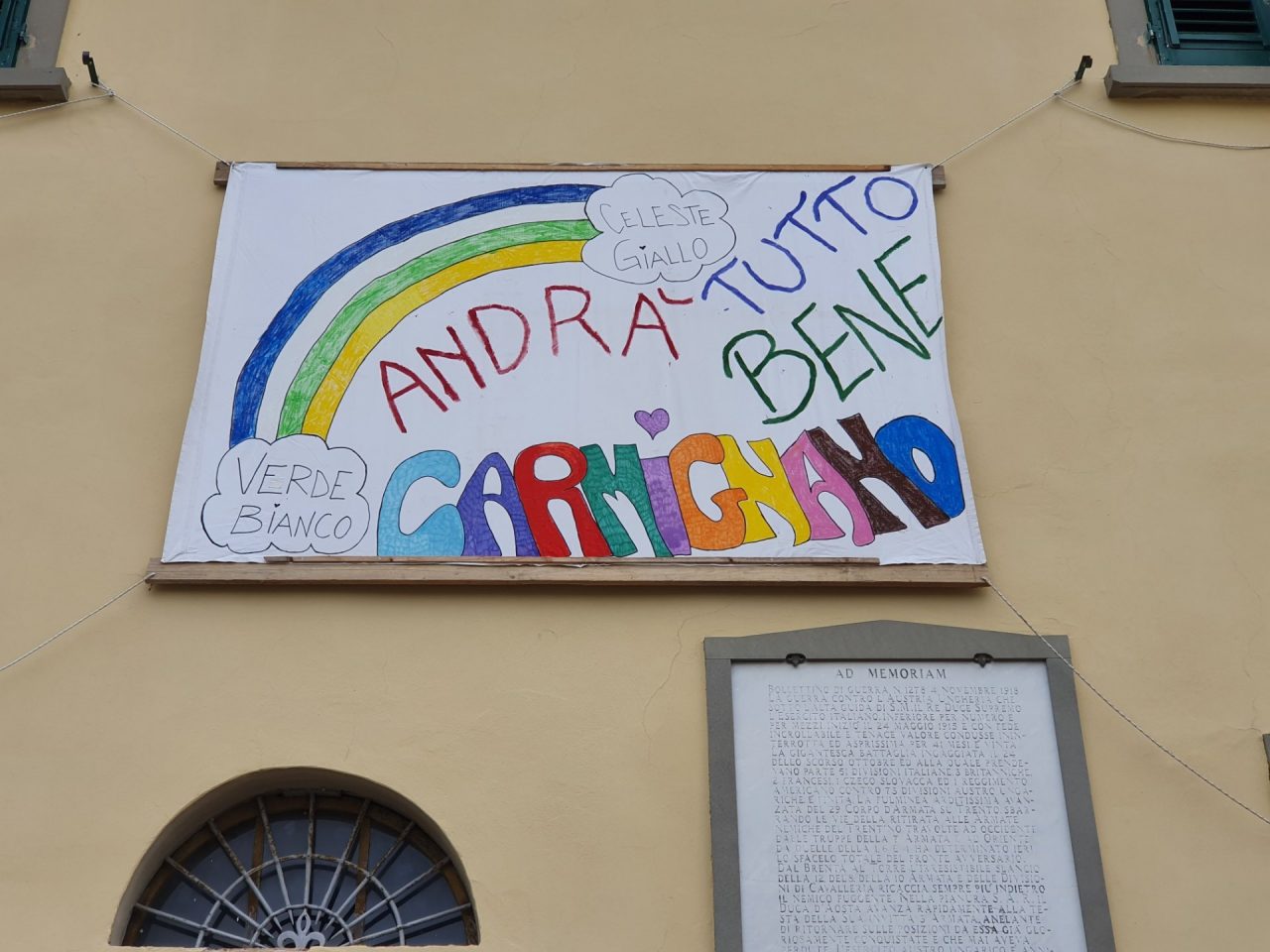 Carmignano che spera e resiste. Sulla facciata del palazzo comunale lo striscione “Andrà tutto bene”