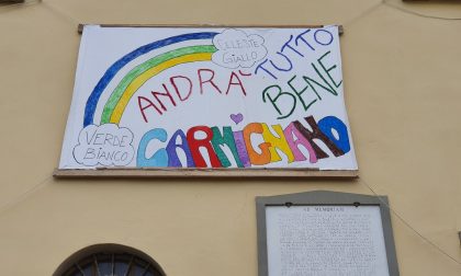 Carmignano che spera e resiste. Sulla facciata del palazzo comunale lo striscione “Andrà tutto bene”