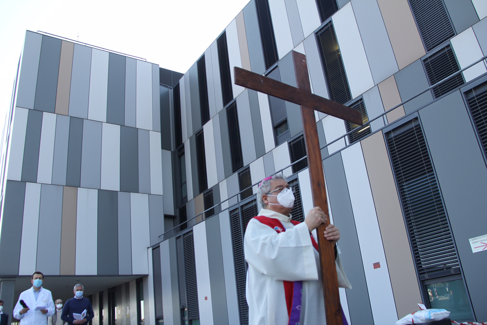 Via Crucis del Vescovo intorno all’ospedale