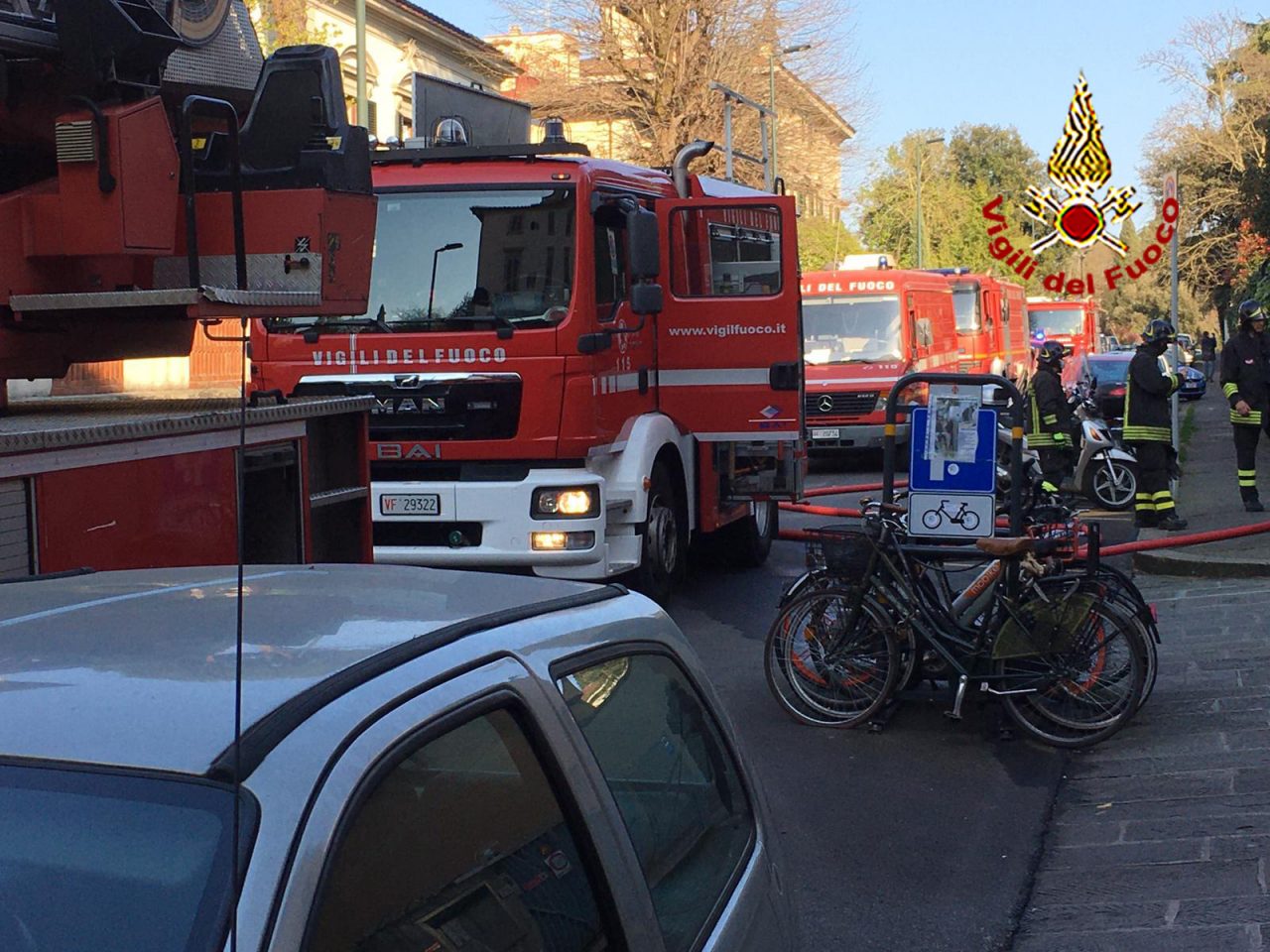 Incendio in un appartamento: quattro persone evacuate