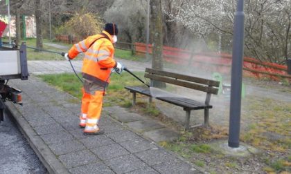 Prosegue la sanificazione di spazi e arredi pubblici