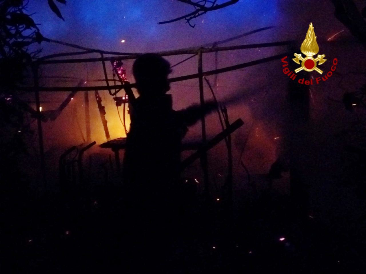 Incendio a Montevarchi: brucia capannone agricolo