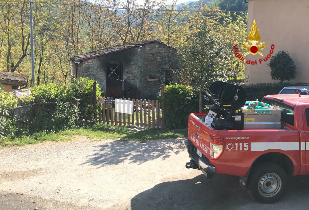 Incendio in un annesso adibito a legnaia
