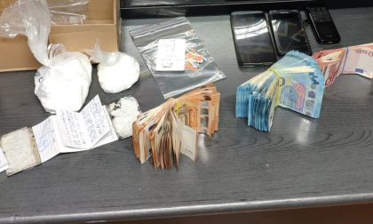 Spaccio di cocaina: arrestato con seimila euro trovati in casa