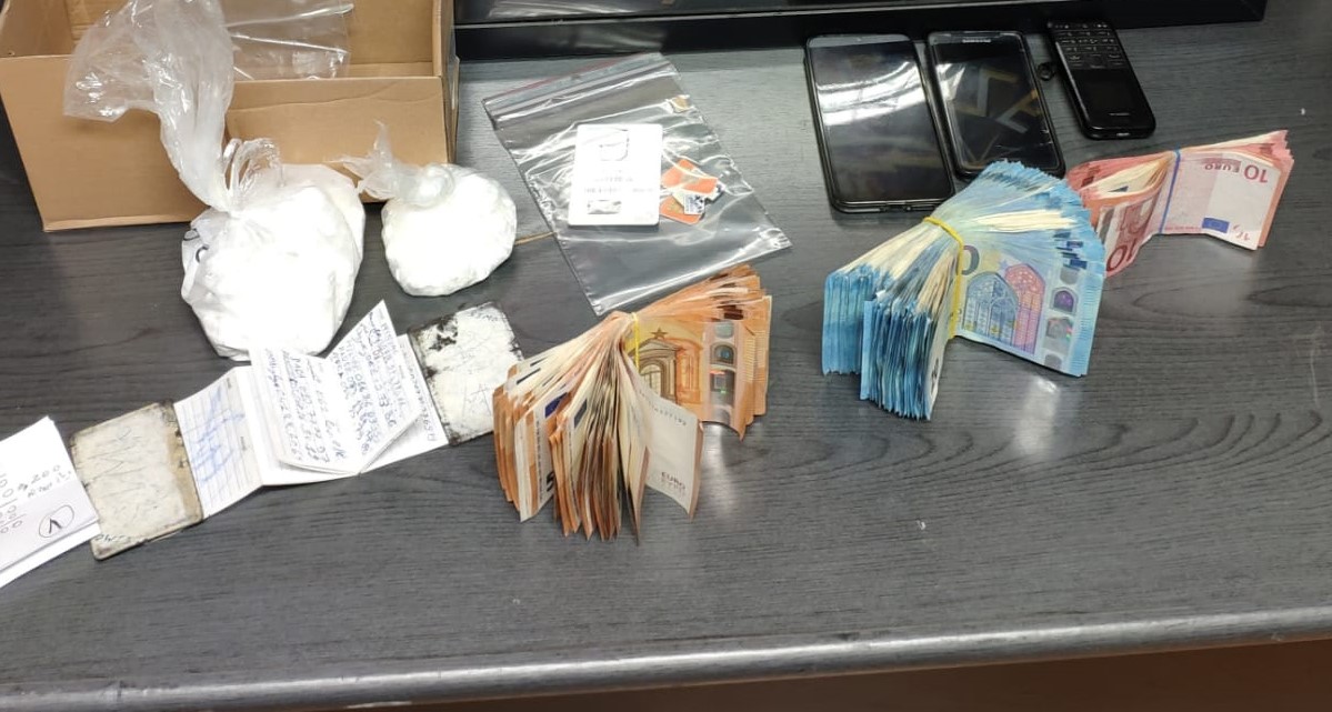 Spaccio di cocaina: arrestato con seimila euro trovati in casa