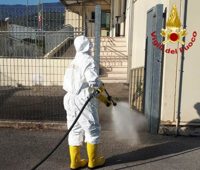 I vigili del fuoco impegnati nella sanificazione