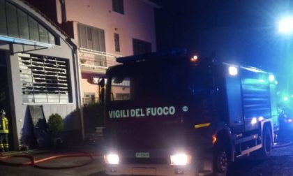 A fuoco capannone: 16 unità dei pompieri per spegnere le fiamme