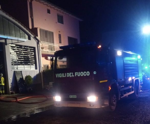 A fuoco capannone: 16 unità dei pompieri per spegnere le fiamme