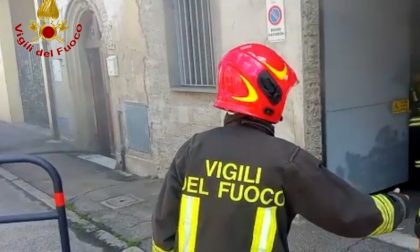 Dal caricabatterie un principio d'incendio nel garage: GUARDA LE FOTO