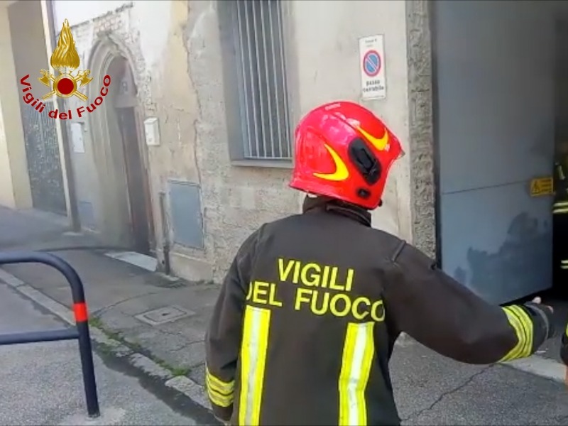 Dal caricabatterie un principio d’incendio nel garage: GUARDA LE FOTO