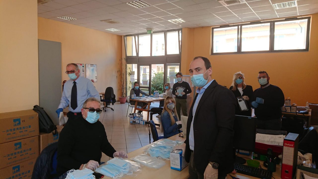 Partito il confezionamento delle mascherine. Entro la settimana la consegna a domicilio su tutto il territorio