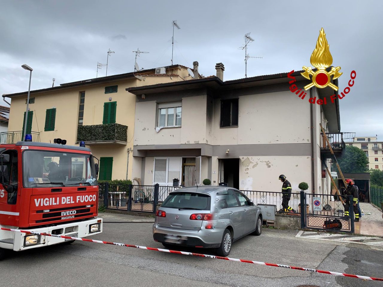 Cinque persone intrappolate in casa mentre va a fuoco