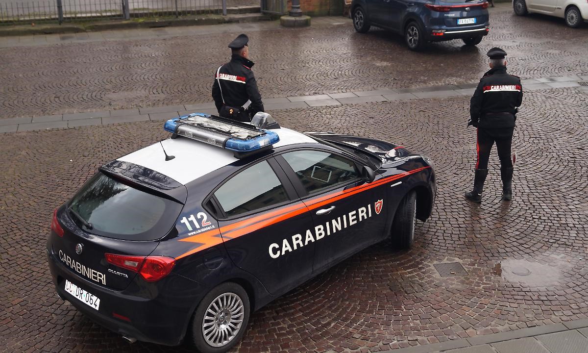 Minorenne accerchiato dal branco e rapinato