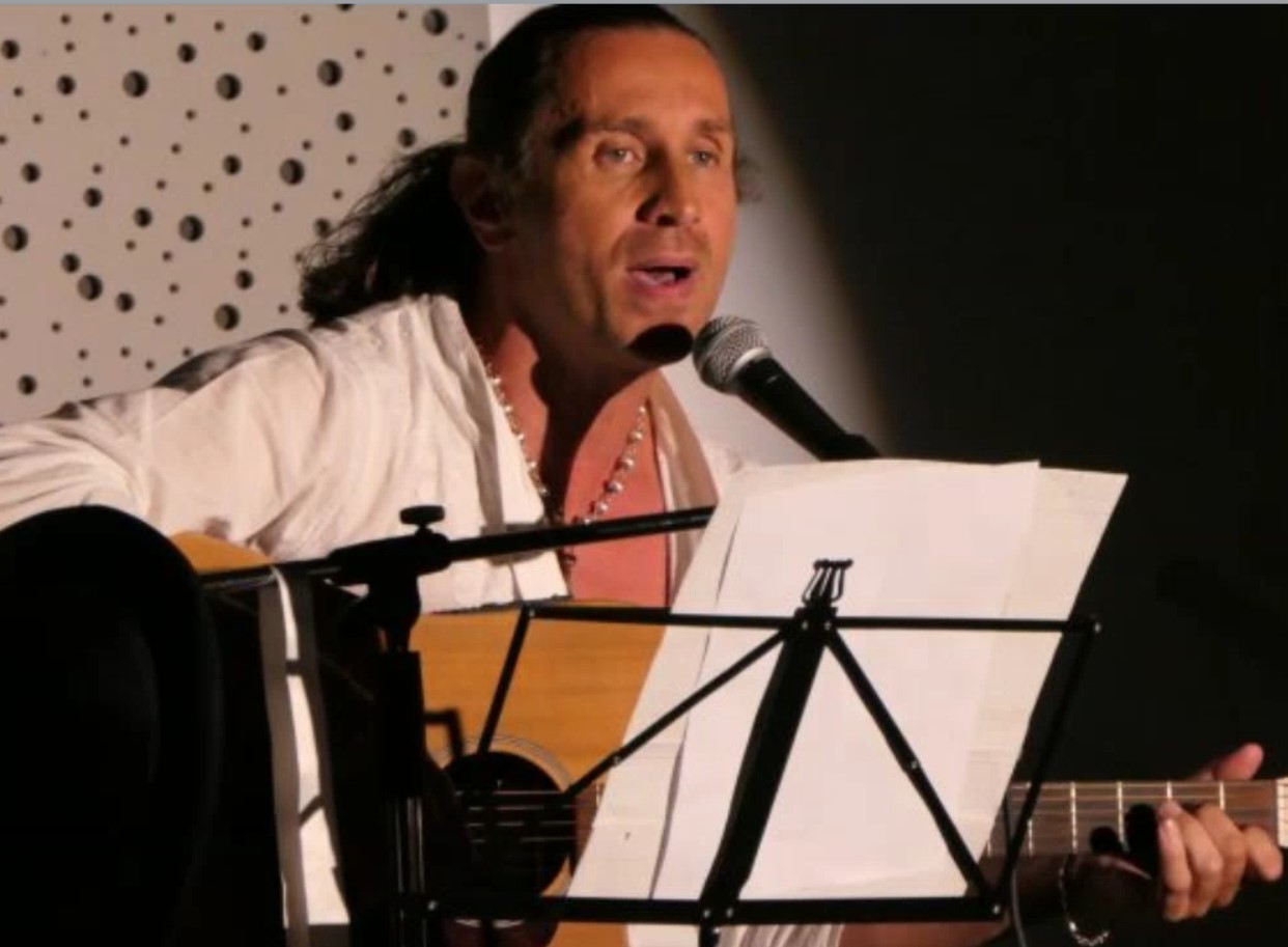 Truffe online: anche il cantante Povia nel mirino