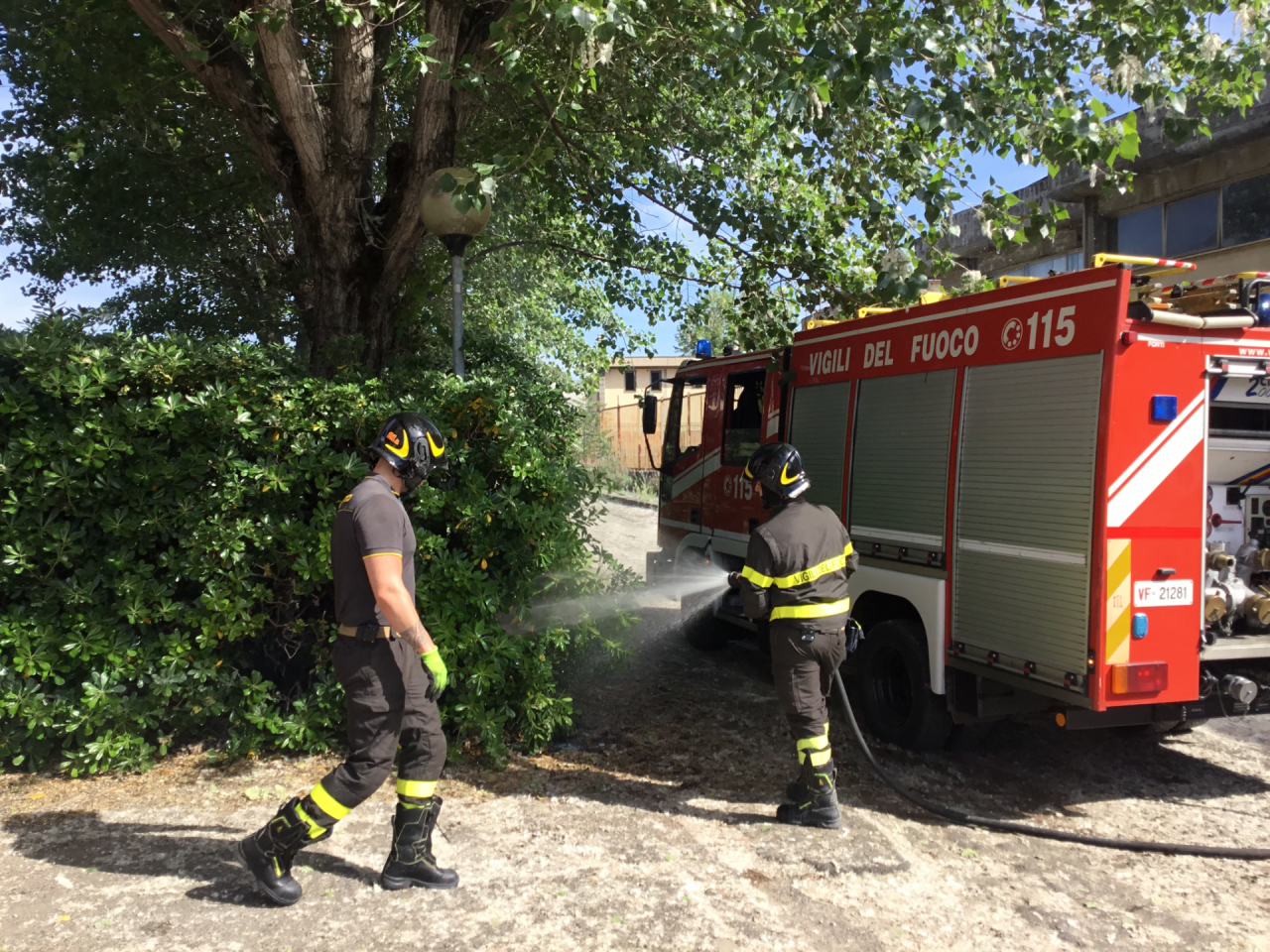 Incendio in via della Querciola, in corso l’intervento dei vigili del fuoco