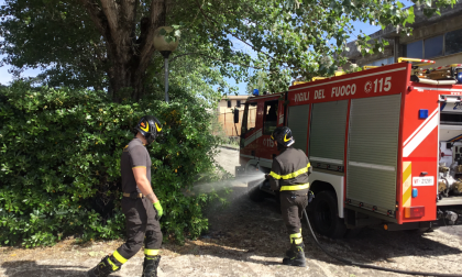 Incendio in via della Querciola, in corso l’intervento dei vigili del fuoco