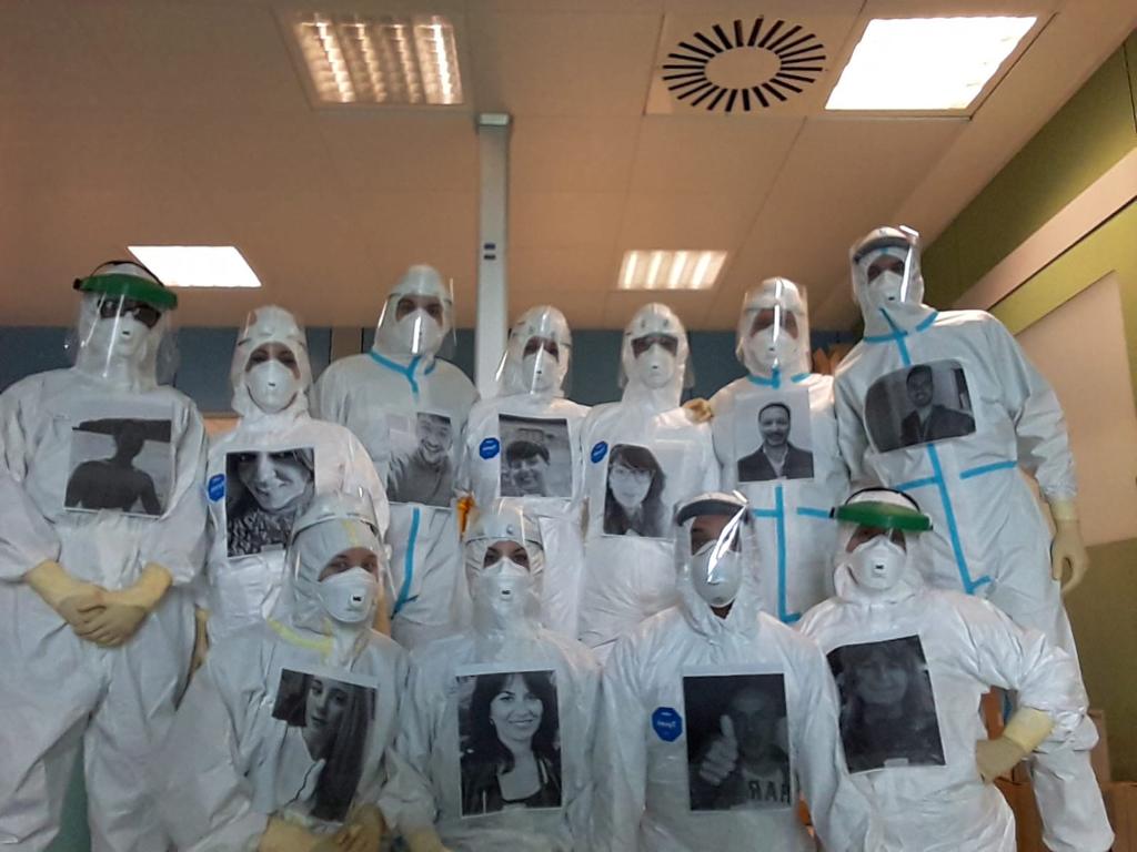 Le foto degli infermieri stampate sulle tute di protezione