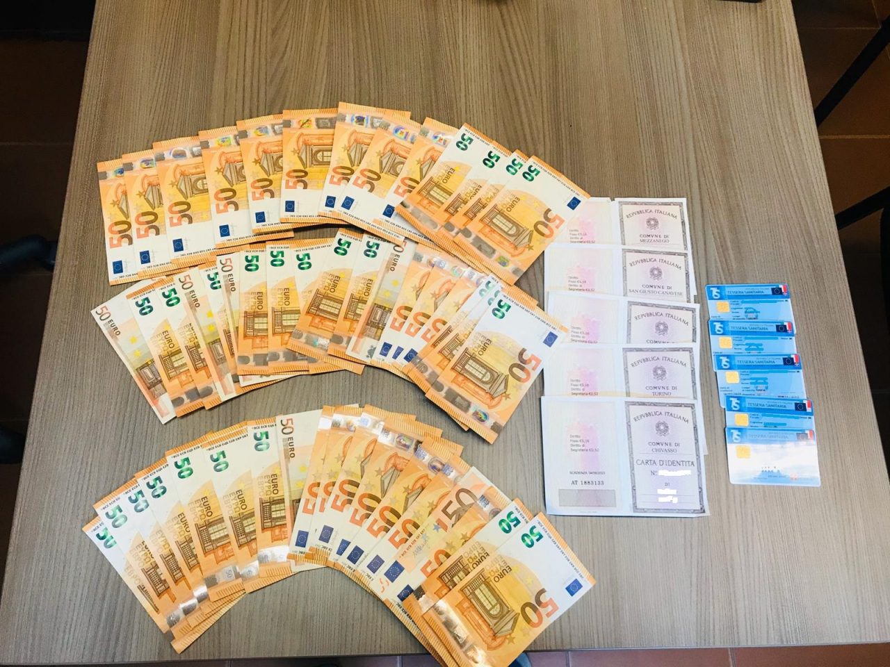 Prelievi agli sportelli con documenti falsi: avevano 8mila euro in auto