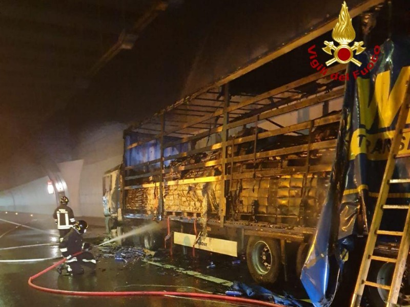 Incendio in galleria: a fuoco camion che trasportava mangime per animali