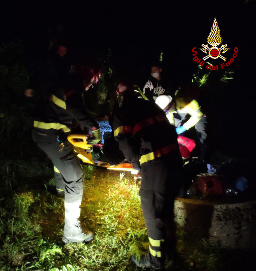 Scivola in una scarpata e si frattura tibia e perone
