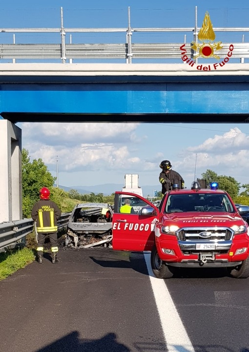 Auto a fuoco sull’A11 direzione Pistoia