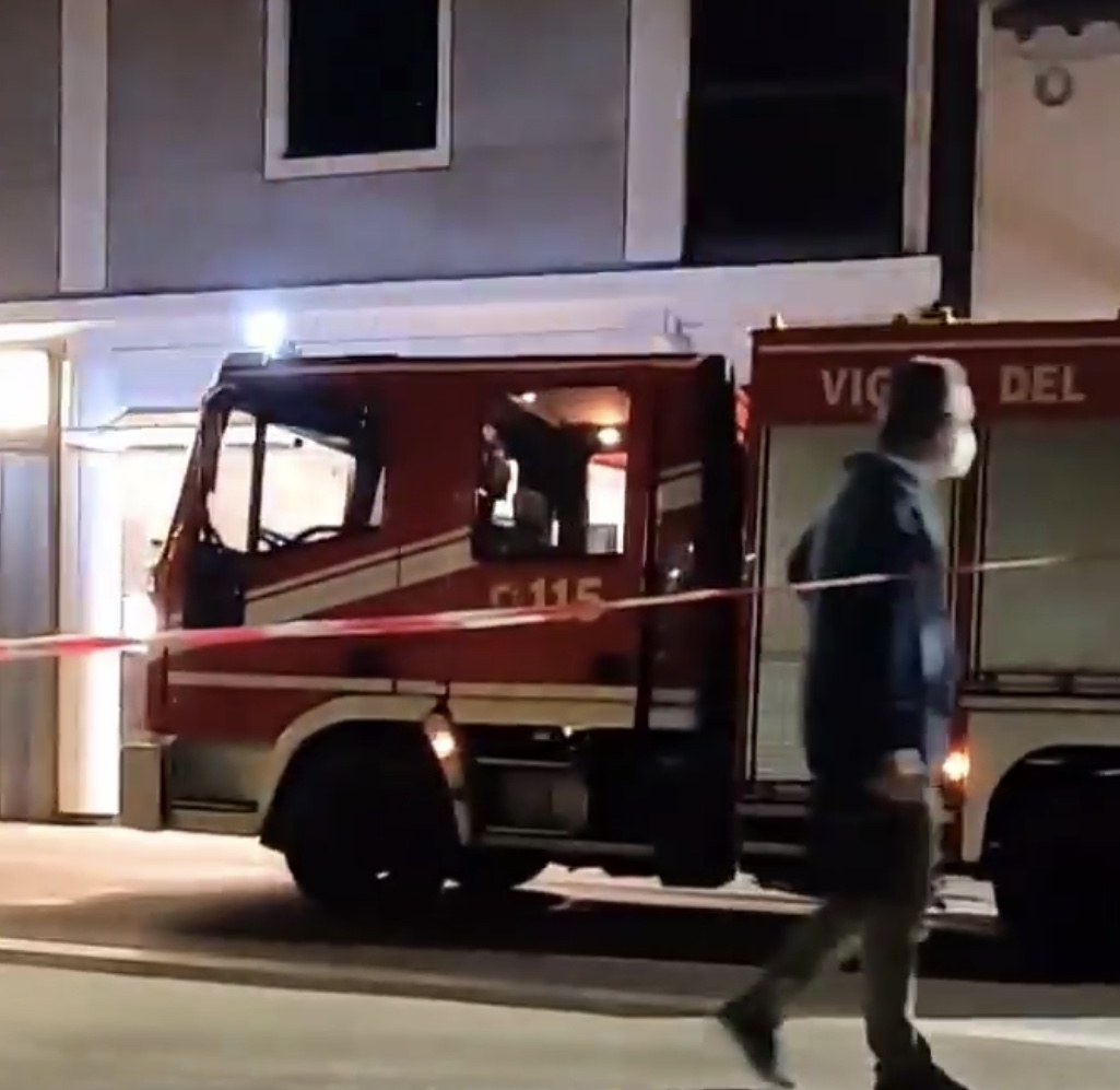 In corso intervento dei Vigili del fuoco in Piazza IV Novembre – LE FOTO