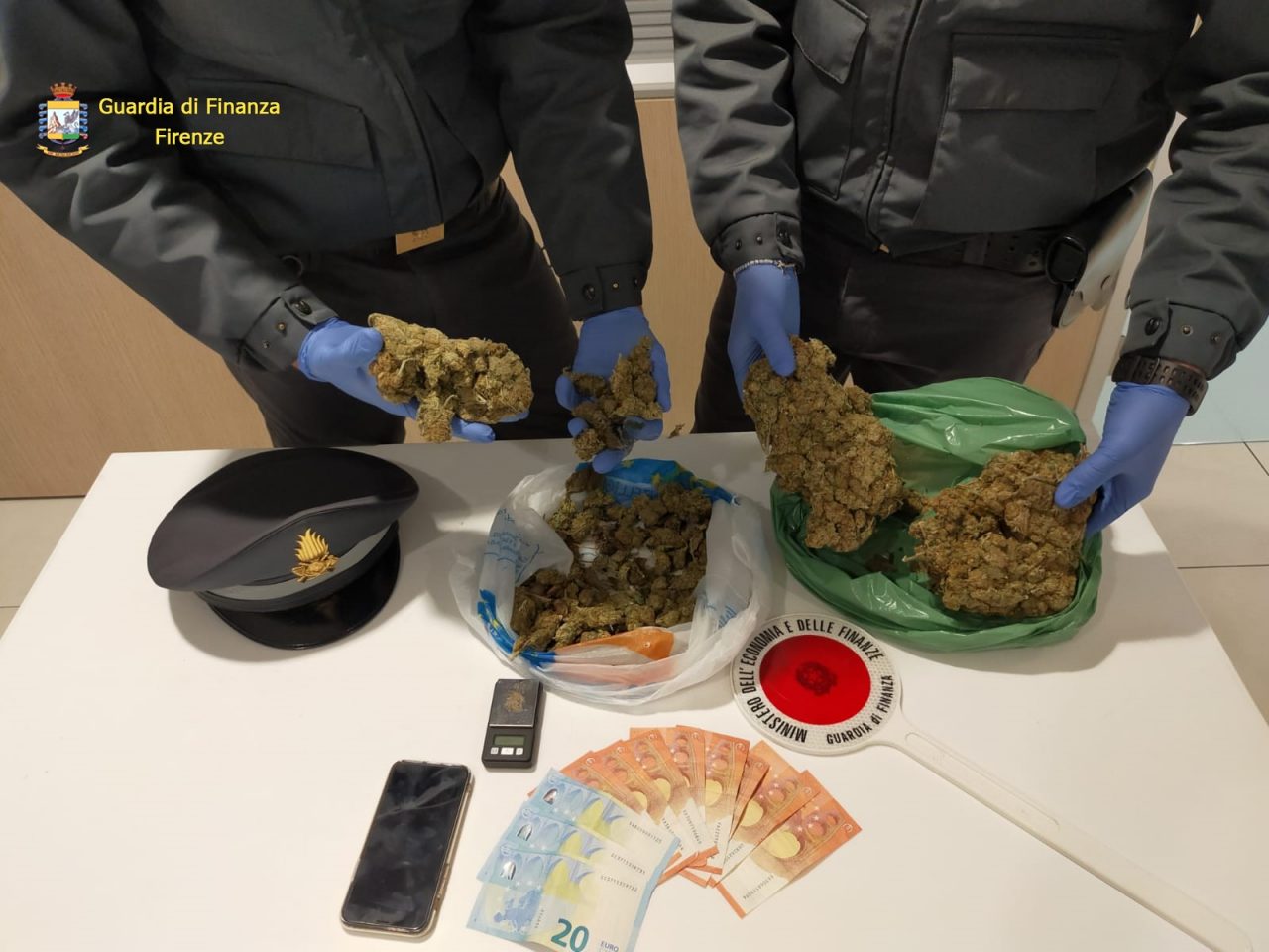 Vendeva marijuana dal balcone di casa: arrestato ventenne fiorentino